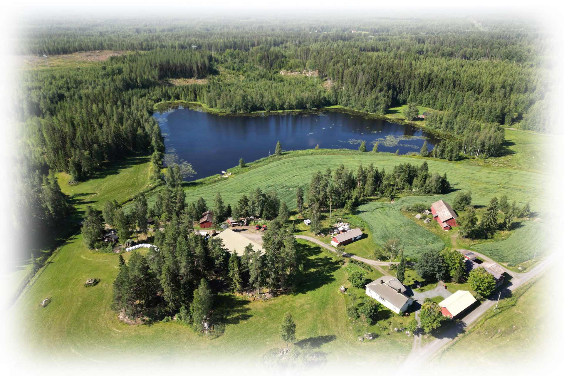 Ilmakuva maalaismiljööstä.