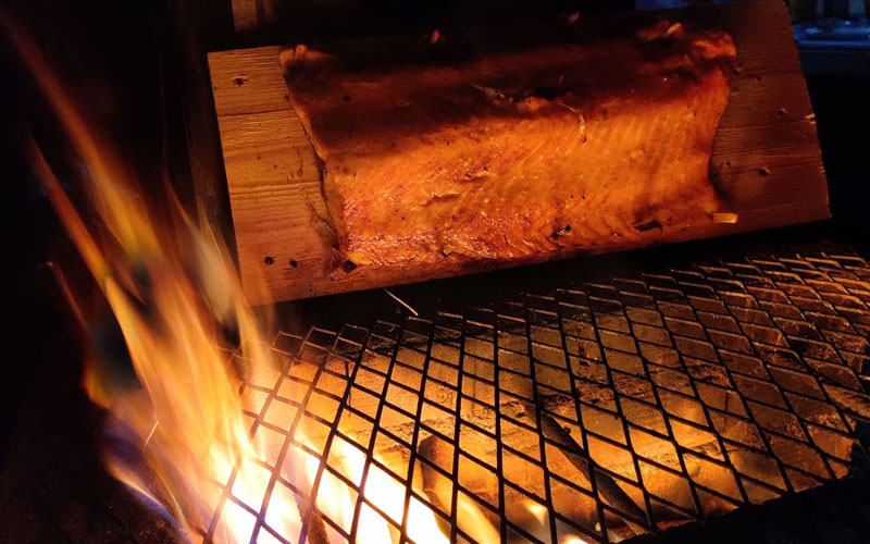 Kodan avotulella loimutettu lohi.